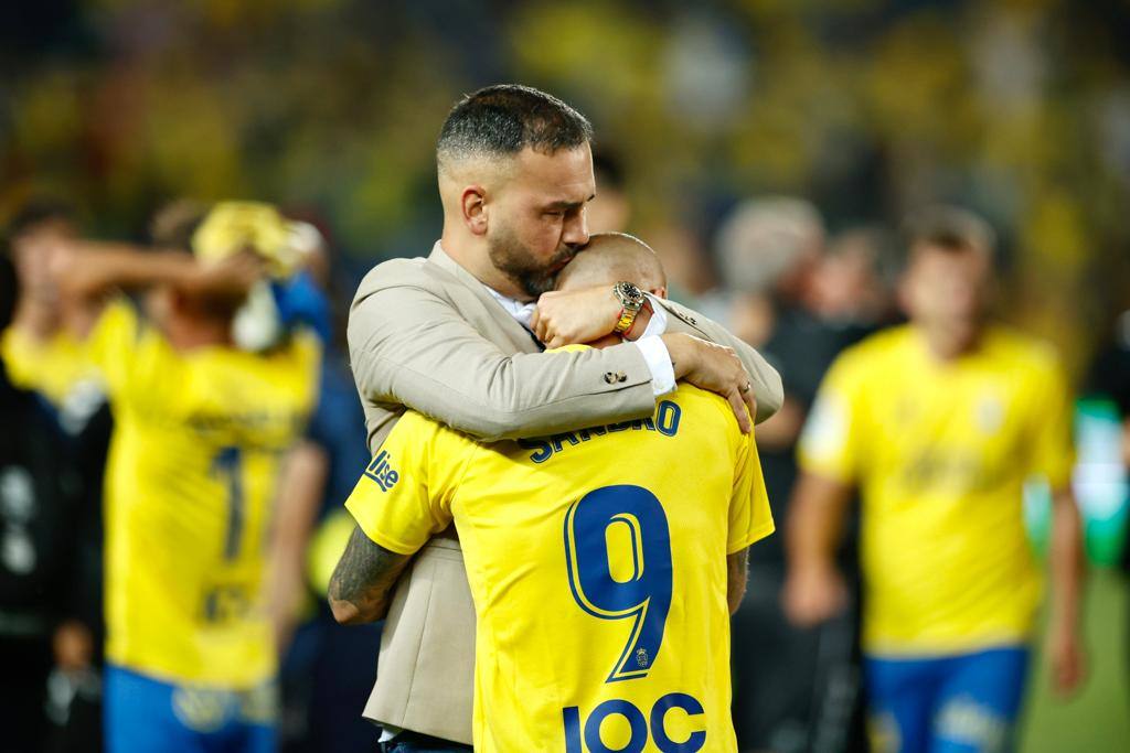 Emotiva celebración de los jugadores de la UD en el Gran Canaria