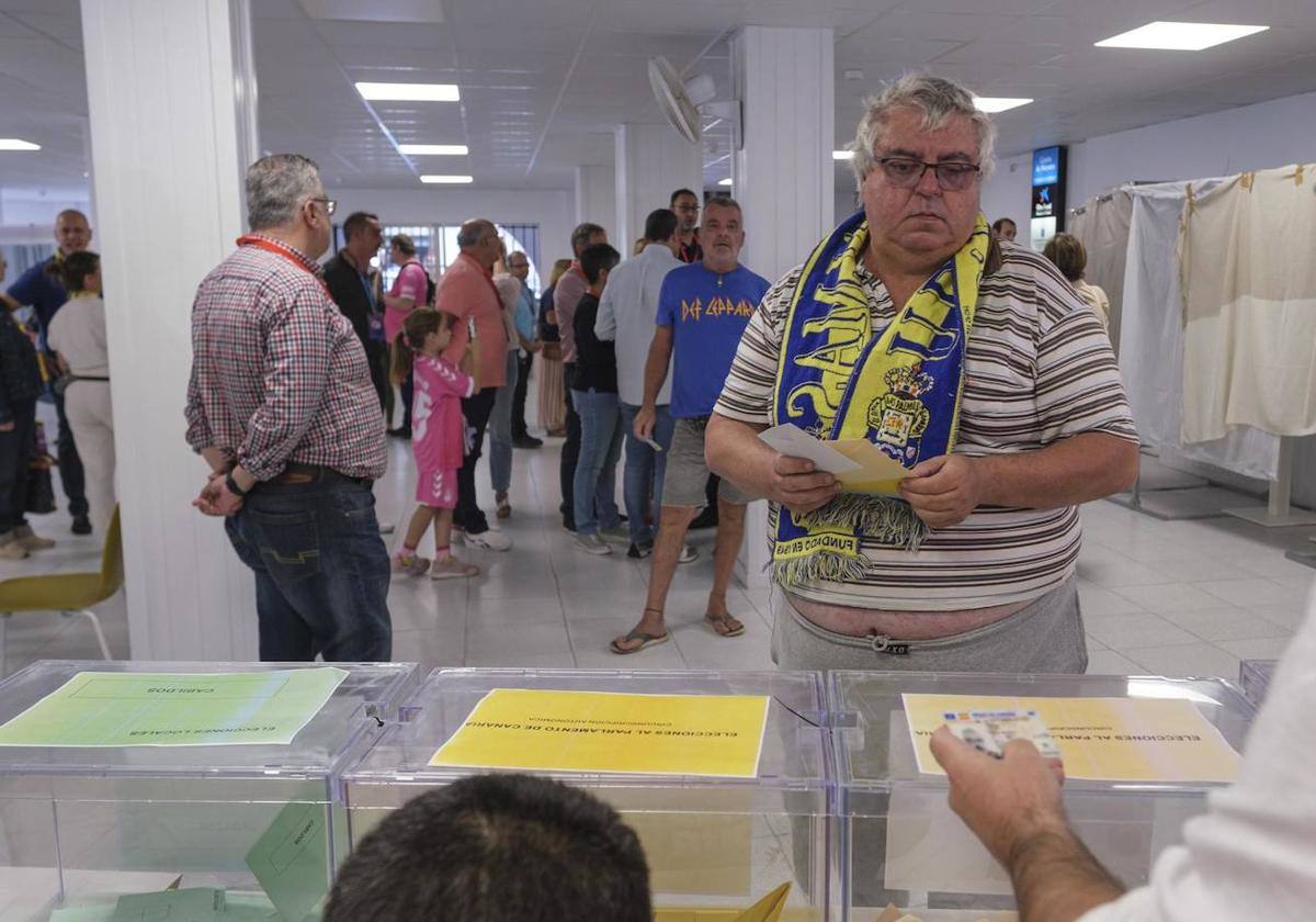 Un aficionado acudió a votar luciendo la bufanda de la UD Las Palmas.