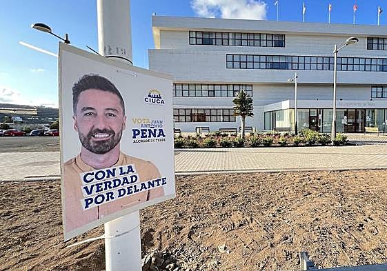 Un cartel de Ciuca delante del Ayuntamiento de Telde.