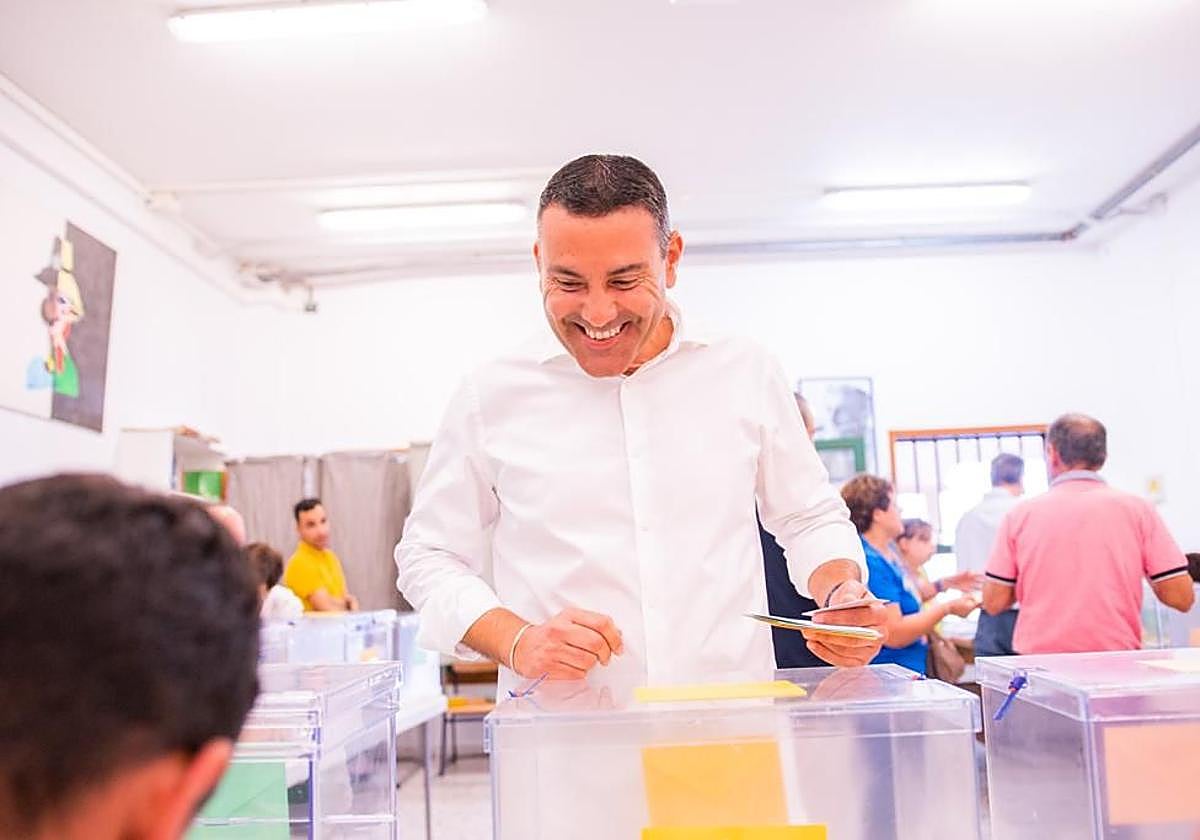 Oswaldo Betancort, votando.