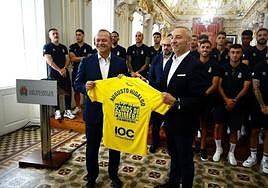 Augusto Hidalgo con Miguel Ángel Ramírez y los jugadores.