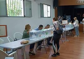 Votación de Ana Hernández, al fondo.