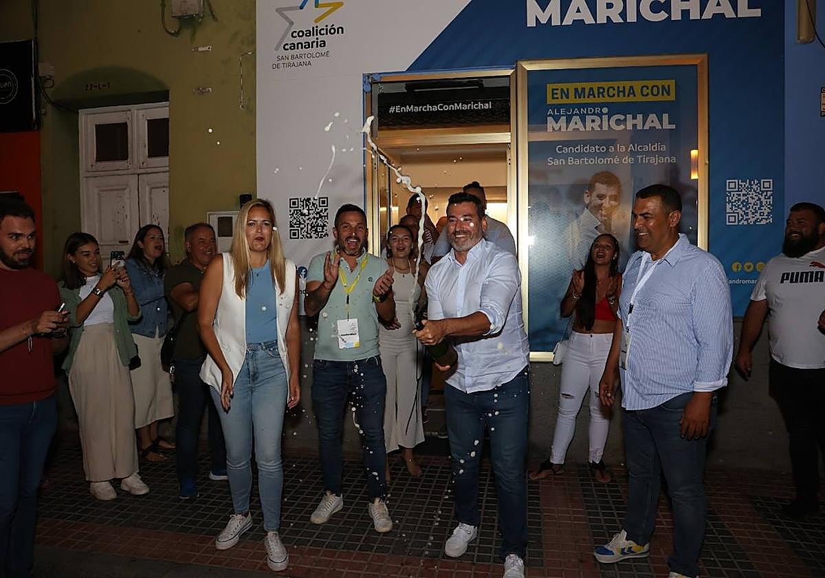 Un momento de la celebración de CC en su sede. En el centro, Alejandro Marichal, agitando la botella.