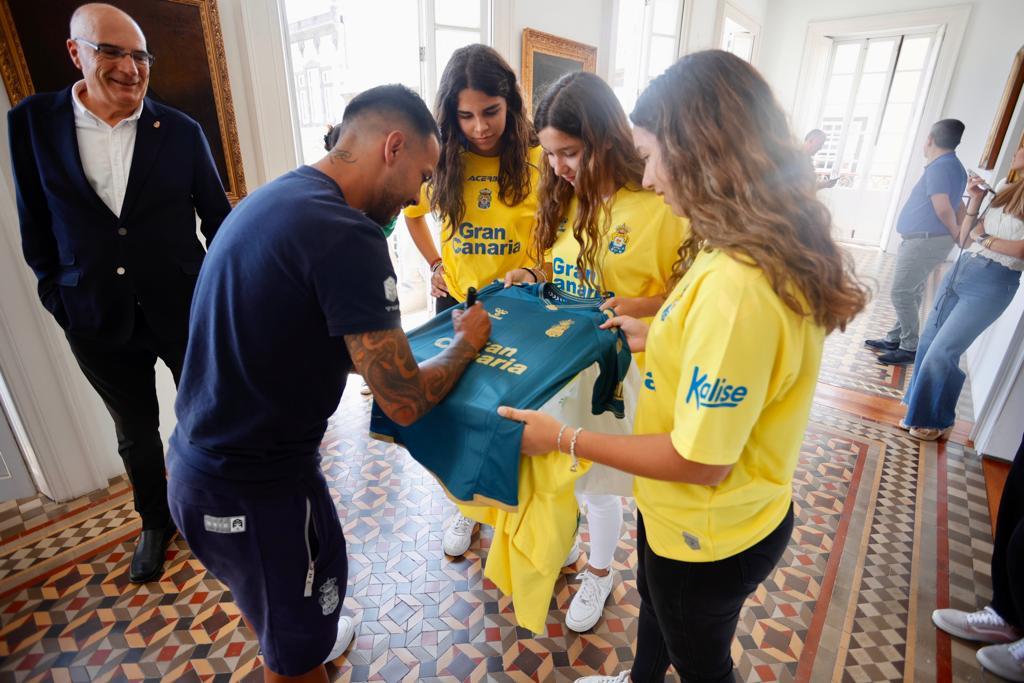 El recibimiento de los aficionados de la UD en su visita al Ayuntamiento, en imágenes