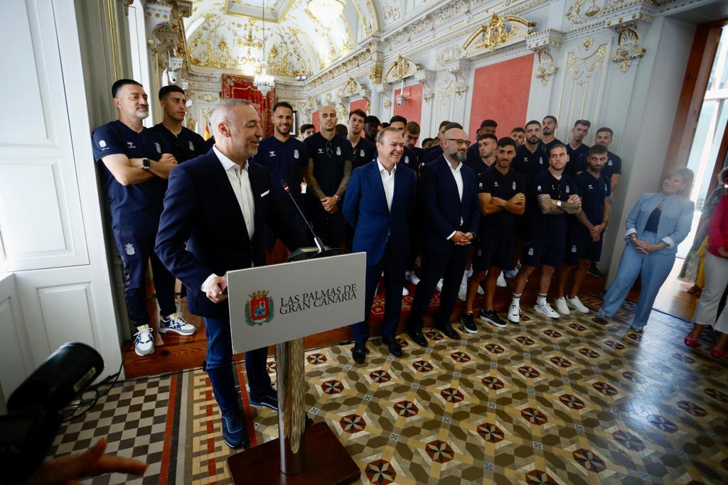 El recibimiento de los aficionados de la UD en su visita al Ayuntamiento, en imágenes