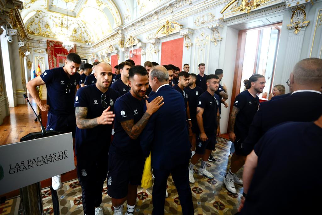 El recibimiento de los aficionados de la UD en su visita al Ayuntamiento, en imágenes