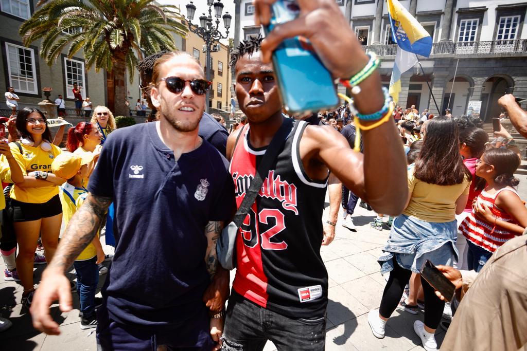 El recibimiento de los aficionados de la UD en su visita al Ayuntamiento, en imágenes