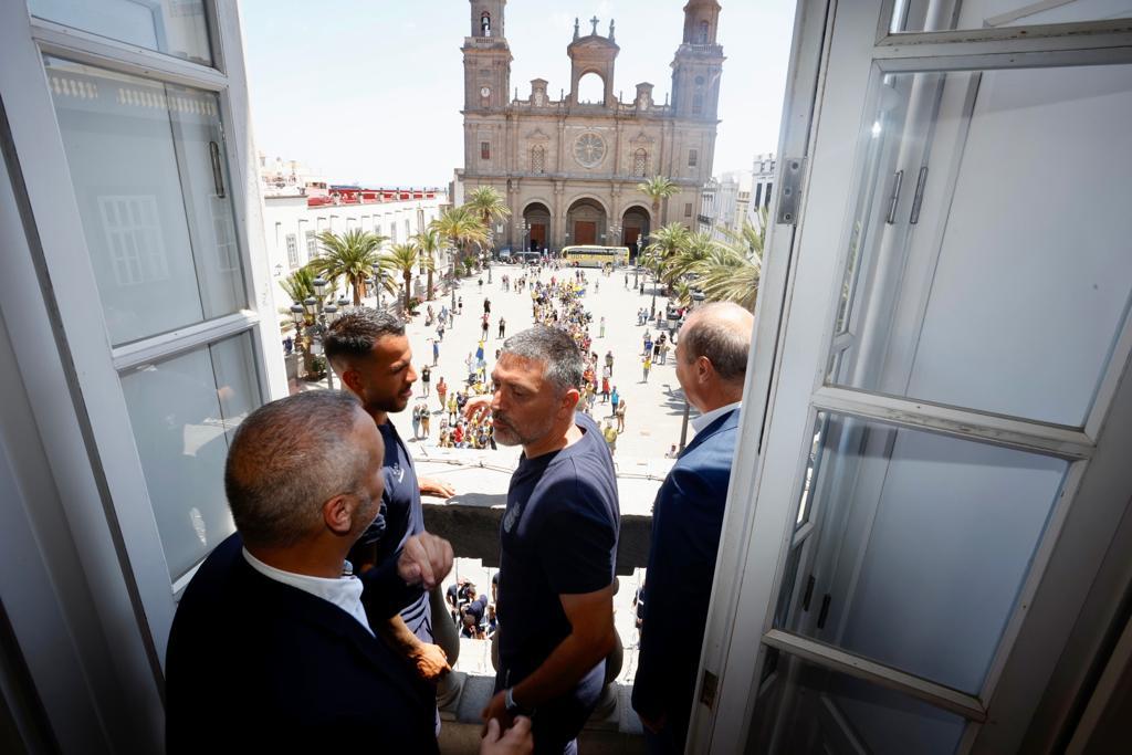 El recibimiento de los aficionados de la UD en su visita al Ayuntamiento, en imágenes