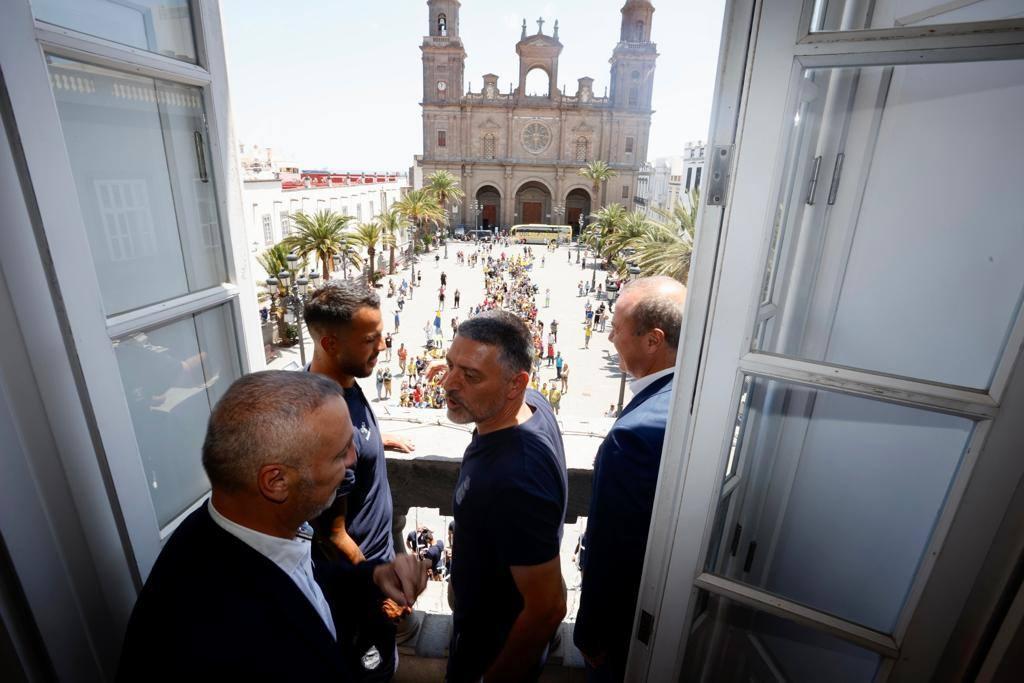 El recibimiento de los aficionados de la UD en su visita al Ayuntamiento, en imágenes