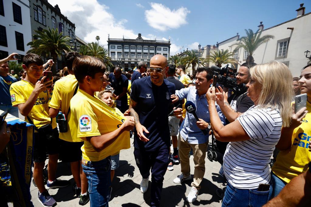 El recibimiento de los aficionados de la UD en su visita al Ayuntamiento, en imágenes
