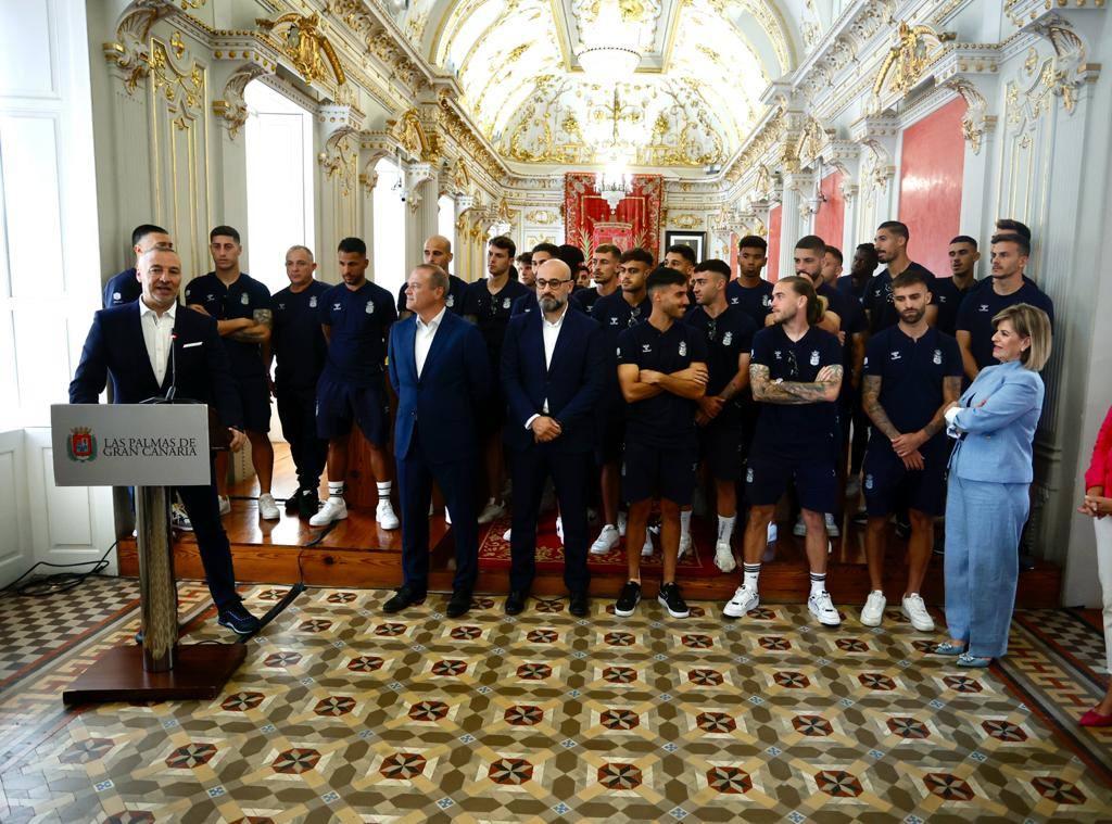 El recibimiento de los aficionados de la UD en su visita al Ayuntamiento, en imágenes