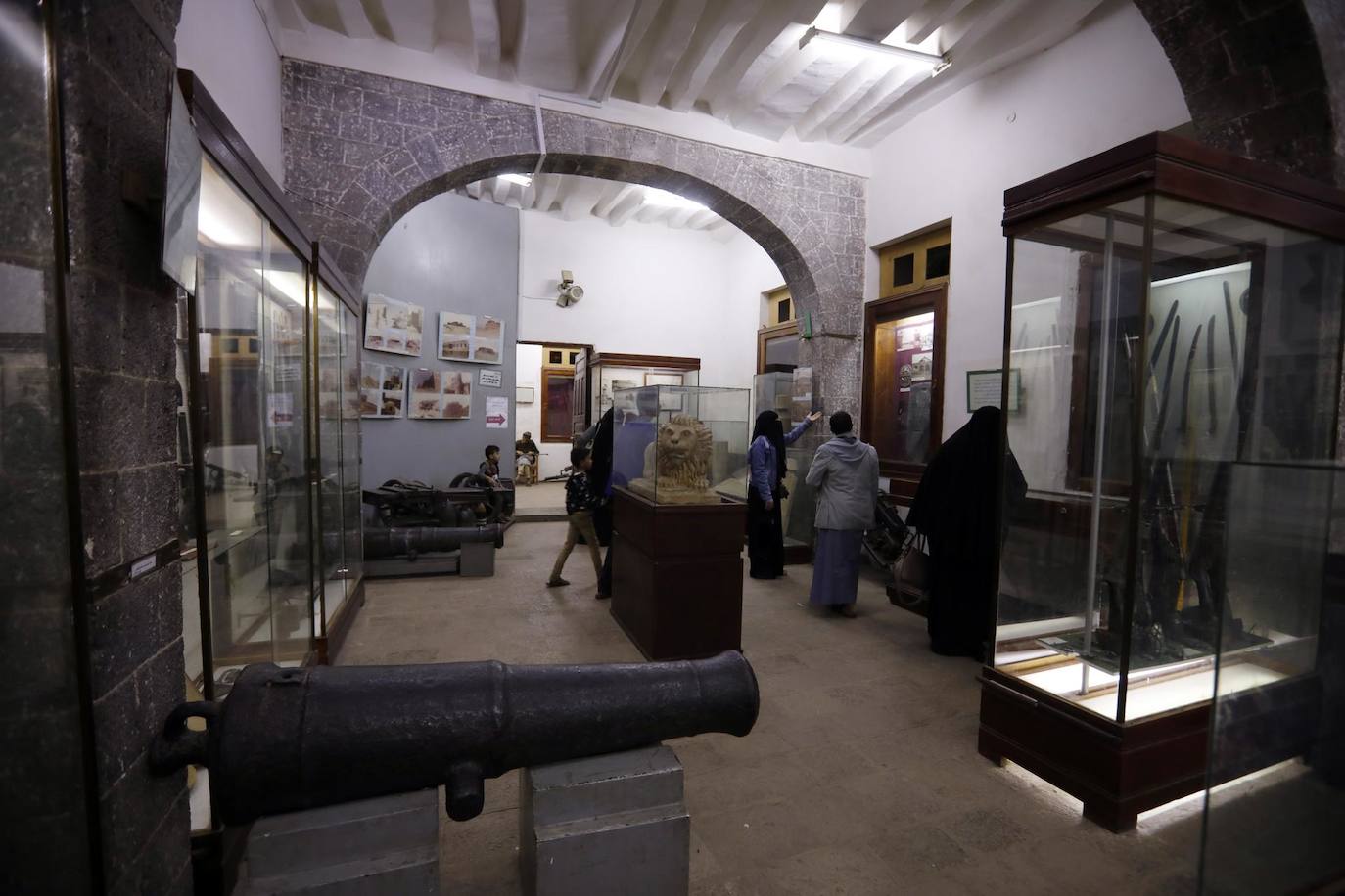 El Museo Militar en Sanaa es una atracción popular que consta de diez salas que ofrecen un vistazo a los conflictos armados y los eventos militares que tuvieron lugar a lo largo de la historia del Yemen antiguo y moderno. Su edificio de dos pisos fue construido en 1902 durante la era otomana para ser utilizado como oficinas gubernamentales. Desde 1984, se ha utilizado como museo militar para exhibir una amplia colección de artefactos antiguos y las armas y herramientas que los yemeníes usaron en diferentes períodos de tiempo, comenzando desde la Edad de Piedra, como el pedernal, que el hombre antiguo usó. para defenderse, a la era islámica, los gobiernos otomanos y británicos en el norte y sur de Yemen y las guerras civiles en los años 1960 y 1970.
