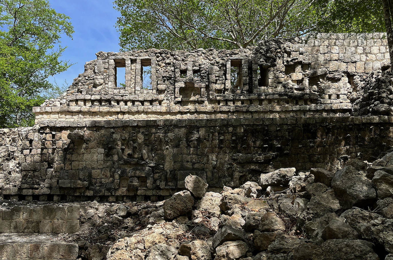 Fotografía del Templo de Kinich Ahau o «Señor de los ojos de Sol», ubicado en la zona arqueológica de Kankí, en Campeche (México). La zona arqueológica de Kankí, ubicada a 48 kilómetros de la ciudad de Campeche, en el sur de México, guarda el Templo de Kinich Ahau, donde dos veces al año se registra un fenómeno arqueoastronómico con la presencia de Kin, el Dios Sol de los mayas.