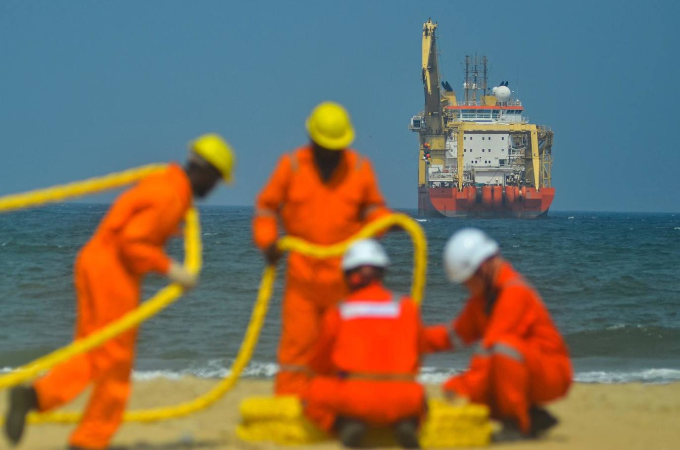 Un buque malasio equipado con maquinaria de cable integrada iza el MIST, (Myanmar/Malaysia India Singapore Transit), un sistema de cable submarino que se está instalando desde Chennai a Singapur, en la playa de Pattinapakkam, en Chennai, India. La empresa japonesa de telecomunicaciones Nippon Telegraph and Telephone Corporation (NTT) inició la instalación de MIST desde Chennai a Singapur. Como parte del proyecto, el MIST cubrirá una distancia de 8100 km conectando Mumbai, Chennai, Myanmar, Tailandia, Malasia y Singapur y transportará hasta 200 Tbs de capacidad en 12 pares de fibra, uno de los mayores anchos de banda en la región de Asia y el Pacífico. . El objetivo de NTT es conectar sus centros de datos a gran escala entre la India y los países asiáticos.