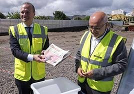 Augusto Hidalgo y Antonio Morales en la colocación de la primera piedra de una obra.