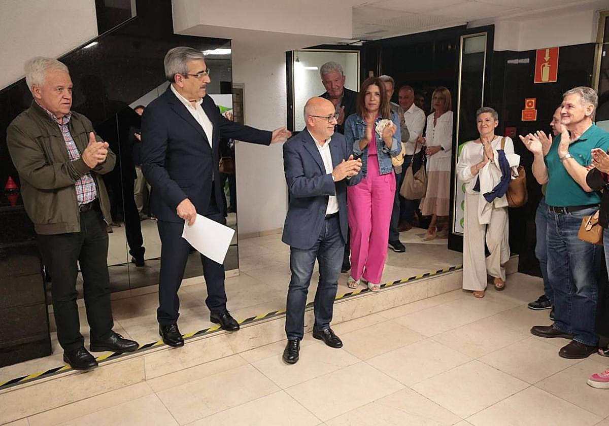 Antonio Morales aplaude y es aplaudido este domingo en la sede electoral de Nueva Canarias.