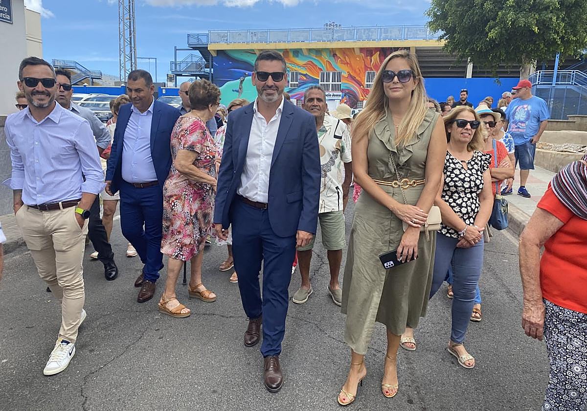Alejandro Marichal, en el centro, este martes, en la procesión de San Fernando junto a otra candidata electa de CC, Ylenia Vega.