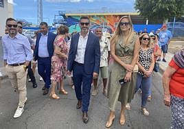 Alejandro Marichal, en el centro, este martes, en la procesión de San Fernando junto a otra candidata electa de CC, Ylenia Vega.