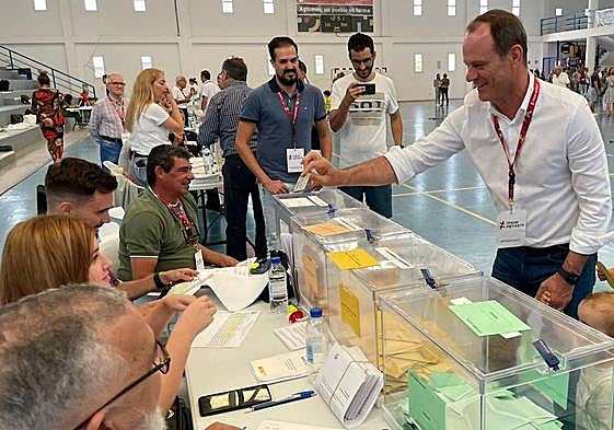 Momento en que Óscar Hernández depositó el voto.