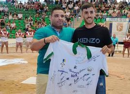 Fabio, en el momento de recibir la camiseta del Tedote de manos de Pedro Gutiérrez.
