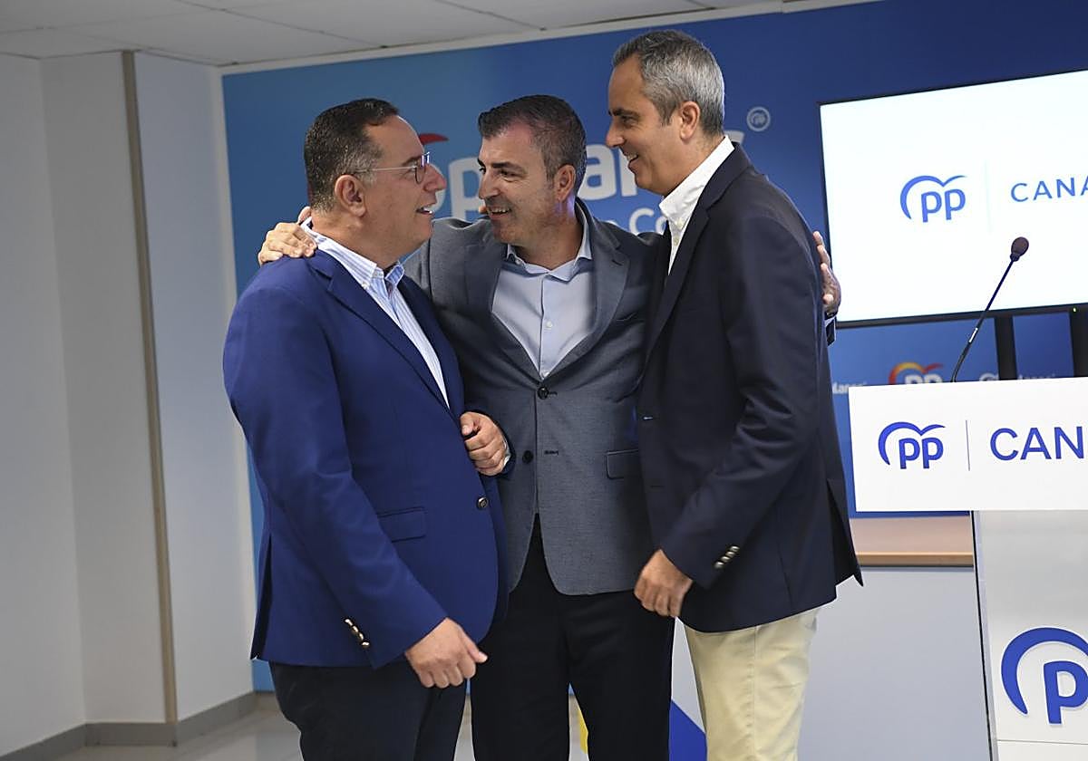 Imagen de archivo de los dirigentes populares Poli Suárez (i), Manuel Domínguez y Miguel Jorge (d).