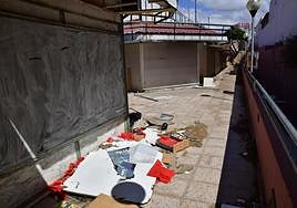 Pasillos interiores llenos de basura en las abandonadas instalaciones del centro comercial Metro, en Playa del Inglés.