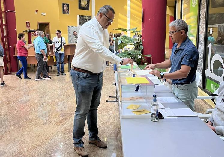 Rayco Padilla, el día de las elecciones, ejerciendo su derecho al voto.