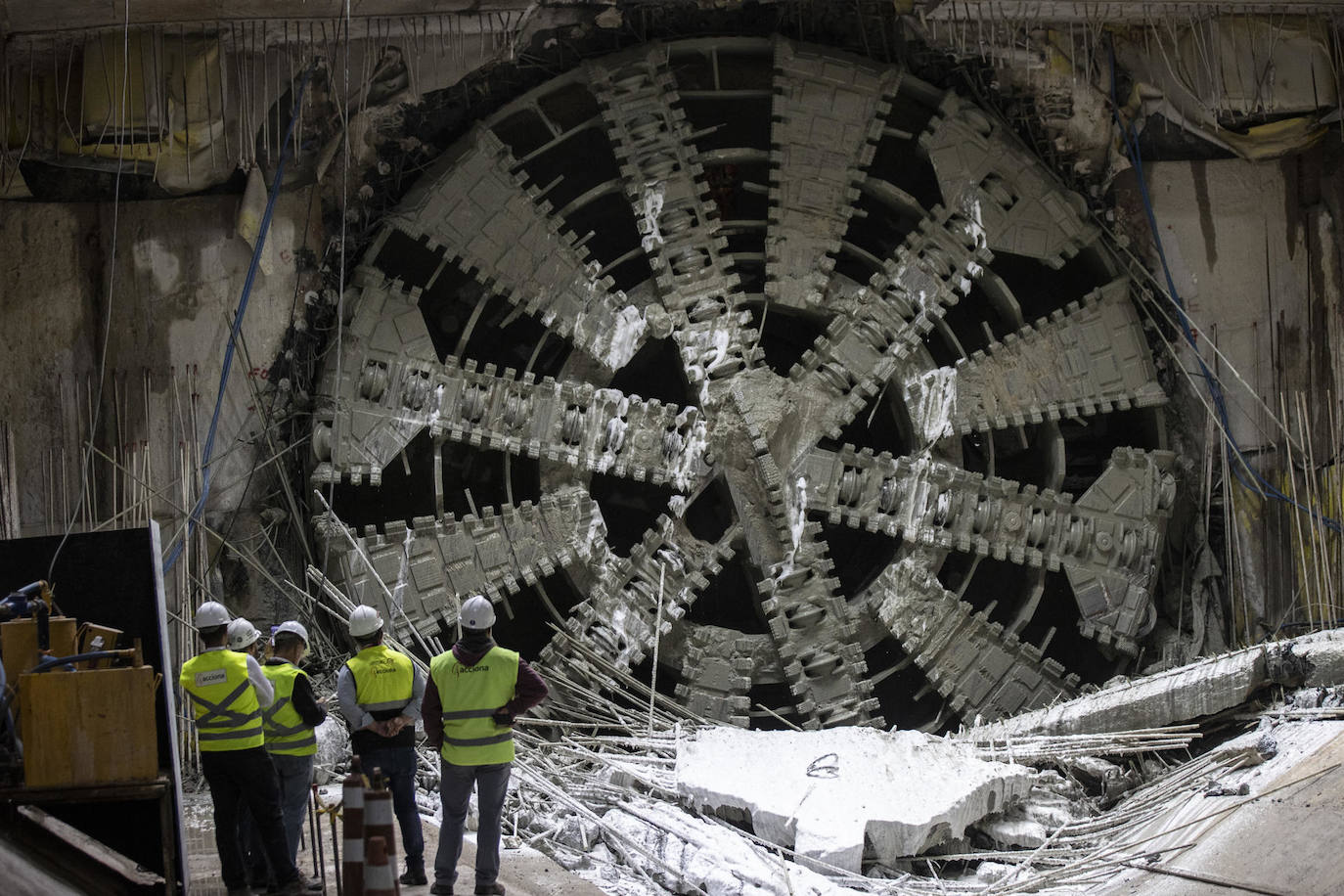 Trabajadores de la empresa española 'Acciona' trabajan en la construcción de un trayecto subterráneo del Metro en la ciudad de São Paulo (Brasil). La empresa española Acciona lleva a Sao Paulo la mayor tuneladora de América Latina, para las obras de ampliación del metro.