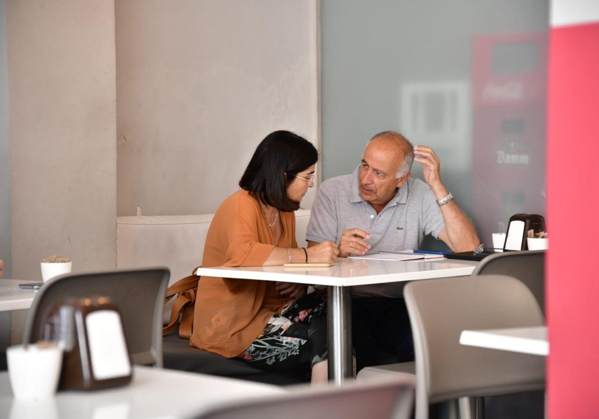 Carolina Darias y Francisco Hernández Spínola dialogan en una cafetería de la capital grancanaria sobre la conformación del nuevo gobierno este jueves.