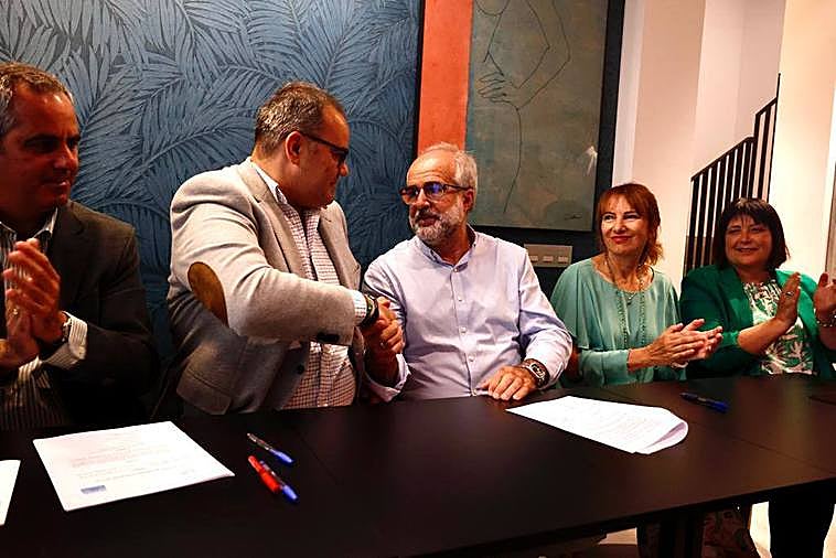 José López Fabelo saluda a Rayco Padilla. Forum Drago-NC y PP Somos gobernarán en Ingenio.