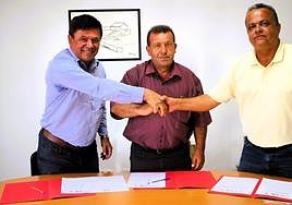 Pedro Armas, presidente de AMF, el alcalde Matías Peña (AlxAnt) y José Cabrera (PSOE), en la firma del acuerdo de gobierno en Antigua.