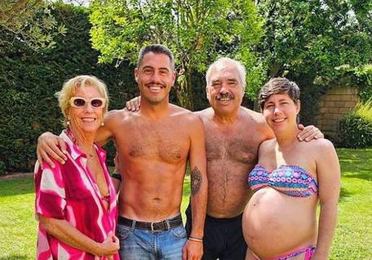 Carla Suárez, con sus padres y su hermano, días atrás del feliz alumbramiento.