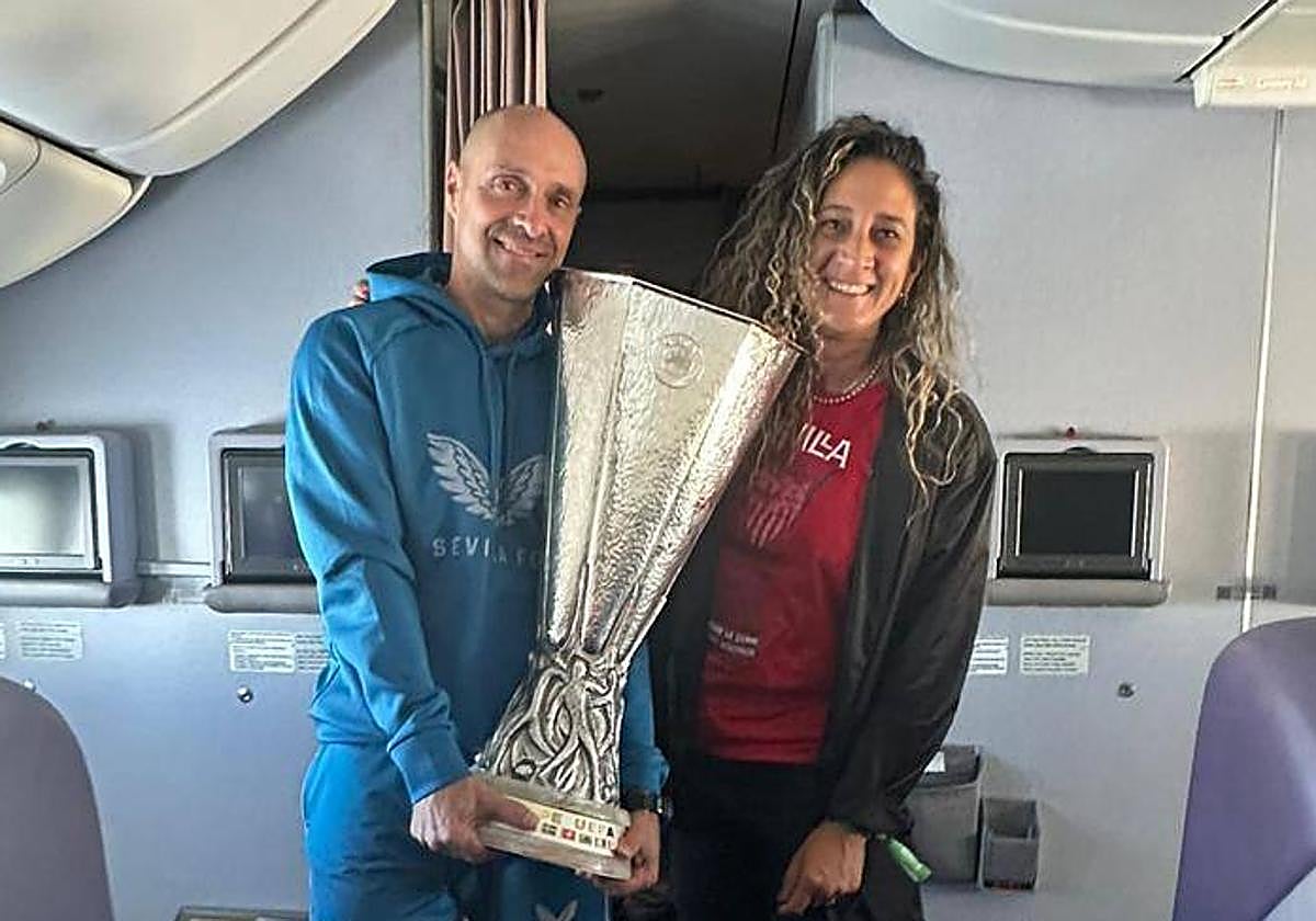 Ñito, con su mujer, Daniela Mitrovich, en el avión Budapest-Sevilla tras ganar la Europa League.