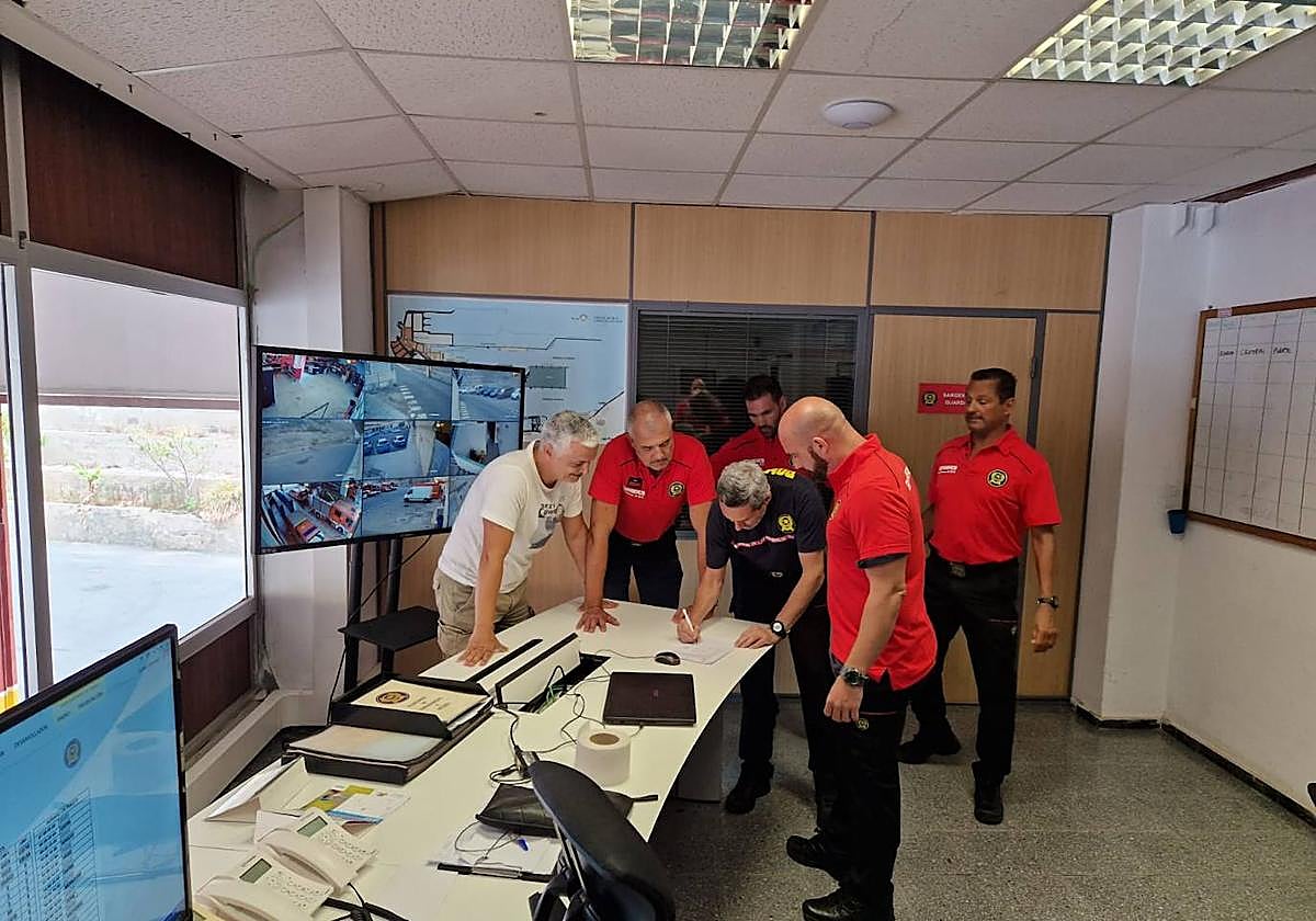Recogida de firmas en contra de la camisa roja.