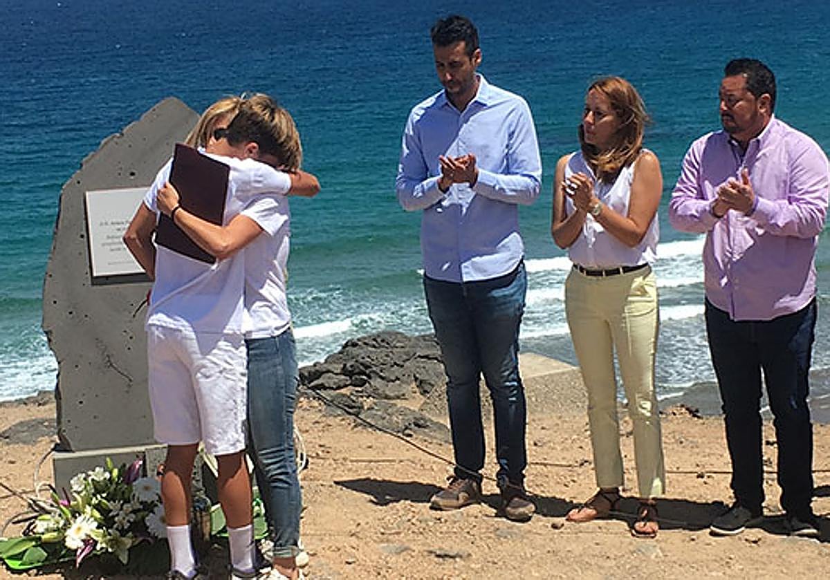 Homenaje del Ayuntamiento de La Oliva al ciudadano ahogado en la playa de Tebeto, a los pocos meses de su fallecimiento.