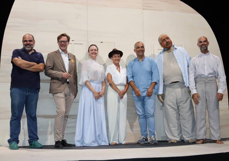 Foto de familia en la presentación del montaje, este martes en Agüimes.