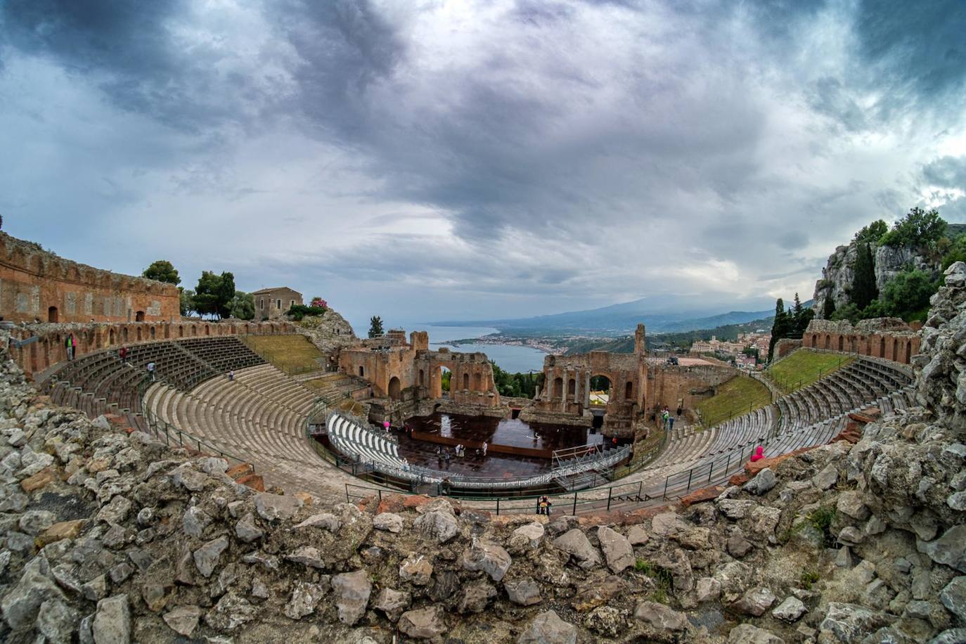 Una foto del folleto facilitada por la oficina de prensa del Teatro Antiguo de Taormina muestra el Teatro Antiguo de Taormina, isla de Sicilia, Italia. Un descubrimiento permite reconstruir la fecha de la gran reestructuración y expansión del teatro en el siglo II después de Cristo. Este descubrimiento levanta el velo sobre la inscripción de Paternus, reportada en el siglo XIX, pero incorrectamente, y luego incluso considerada perdida. Esta inscripción en mármol precioso lleva una fecha: 108 después de Cristo. Se creía que era un epígrafe en honor a Paternus, en cambio era una especie de marca registrada.