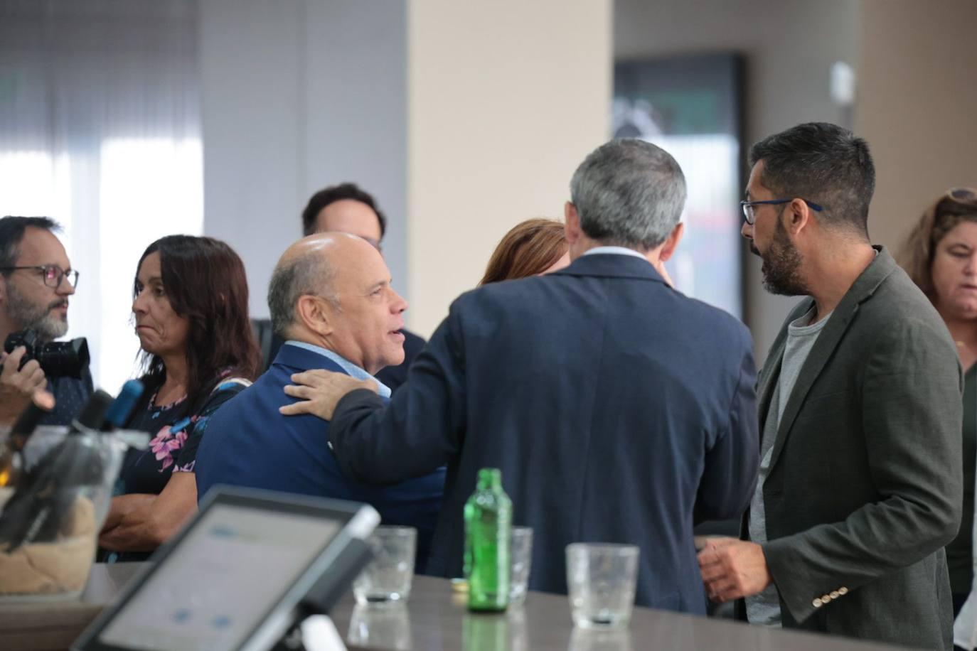 La reunión de CC y PP para sellar un pacto de Gobierno en Canarias, en imágenes