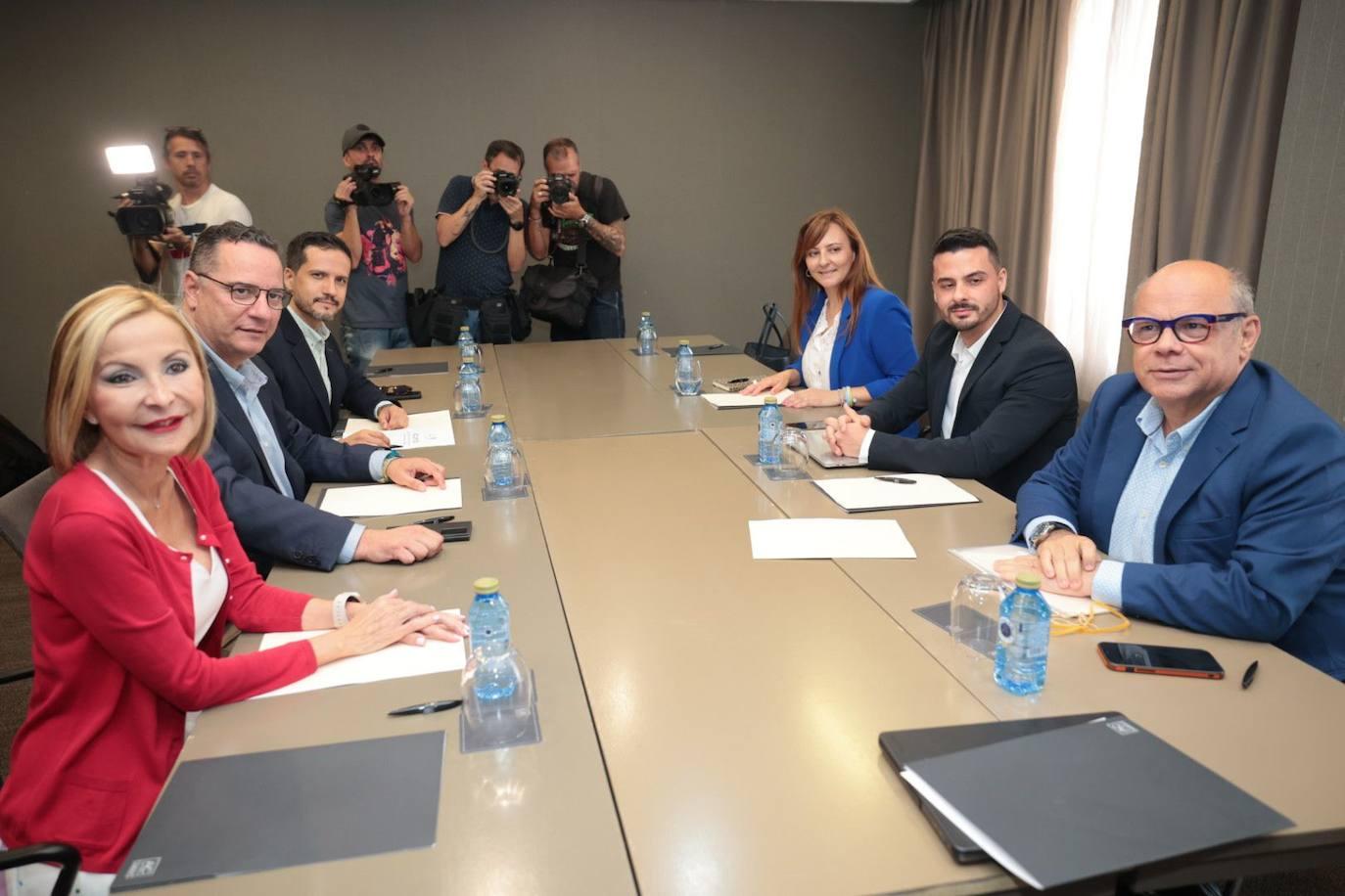 La reunión de CC y PP para sellar un pacto de Gobierno en Canarias, en imágenes