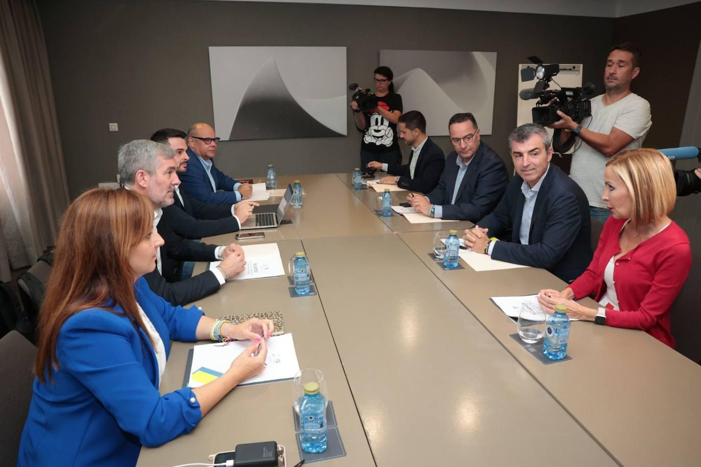La reunión de CC y PP para sellar un pacto de Gobierno en Canarias, en imágenes