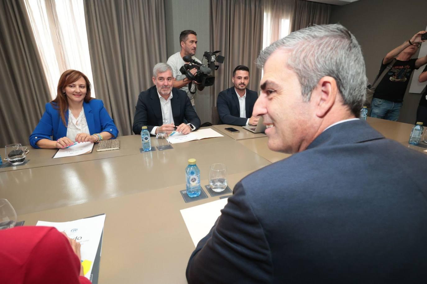La reunión de CC y PP para sellar un pacto de Gobierno en Canarias, en imágenes