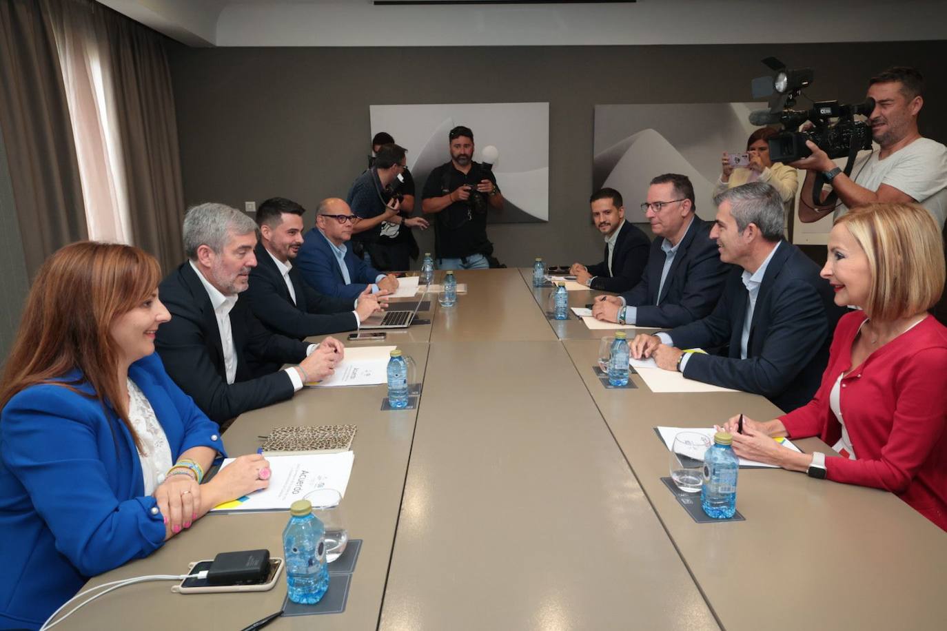 La reunión de CC y PP para sellar un pacto de Gobierno en Canarias, en imágenes
