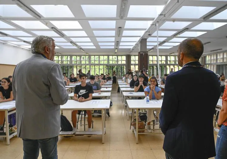 El rector de la ULPGC, Lluís Serra (i), y el vicerrector de Estudiantes, David Sánchez, dirigiéndose al alumnado.