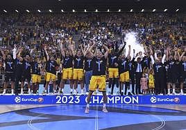El capitán del CB Gran Canaria, Oliver Stevic, levanta el trofeo de la EuroCup.
