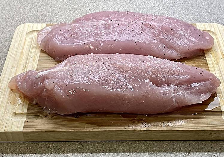 Salpimentamos las pechugas de pavo