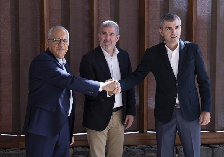 Casimiro Curbelo (ASG), Fernando Clavijo (CC) y Manuel Domínguez (PP), tras la firma del pacto para la gobernabilidad.