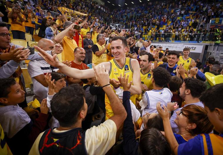 Salvó celebra con la afición.