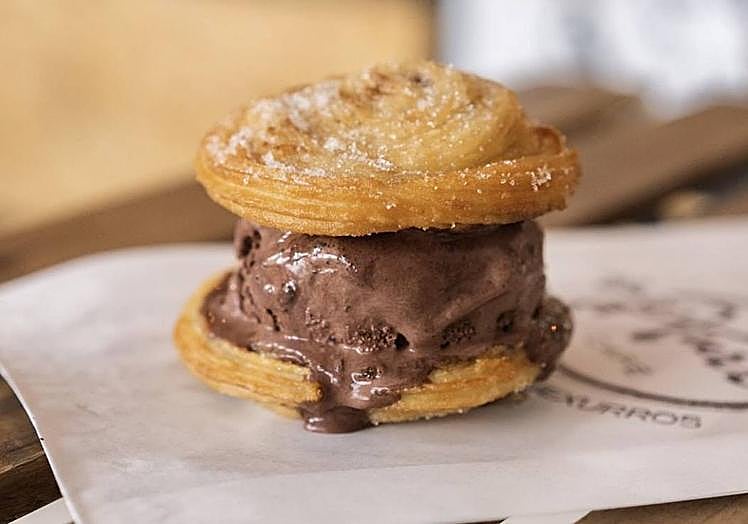 Sándwich churro relleno de helado de chocolate