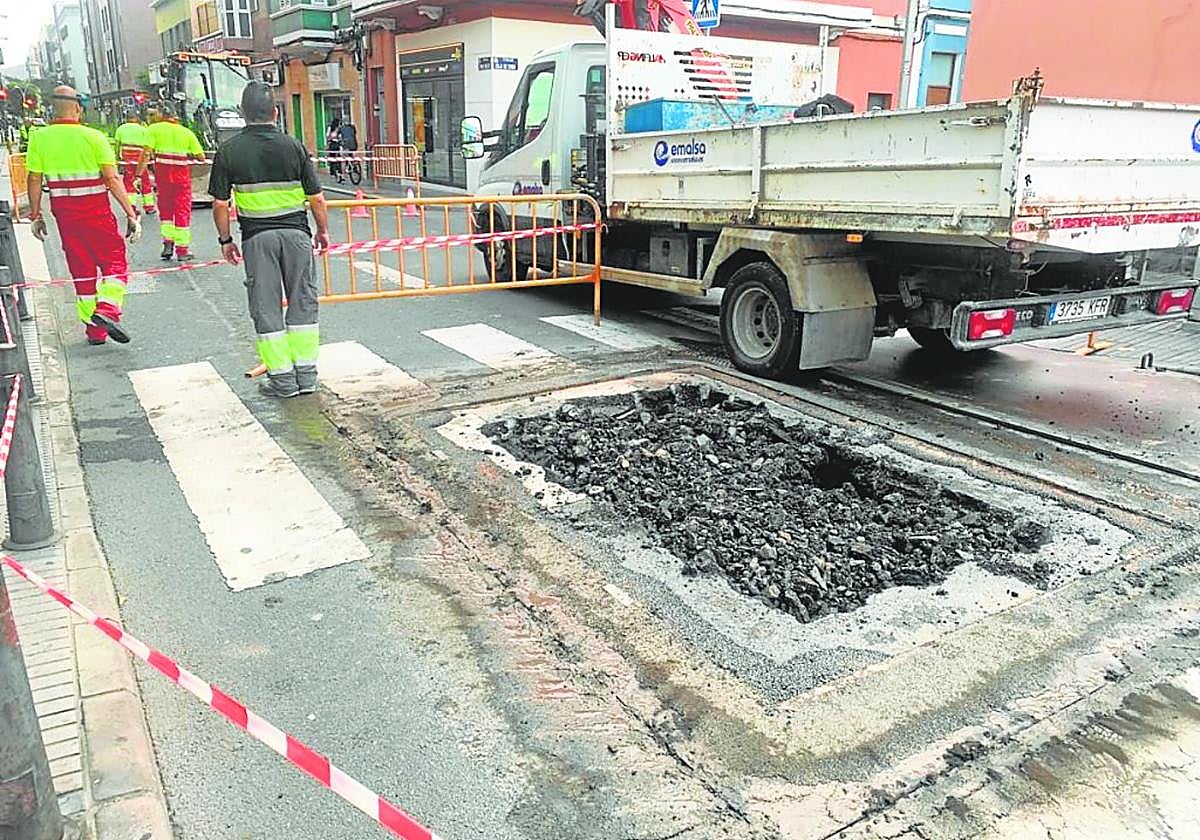 Reparación de una fuga en el alcantarillado de Tomás Miller