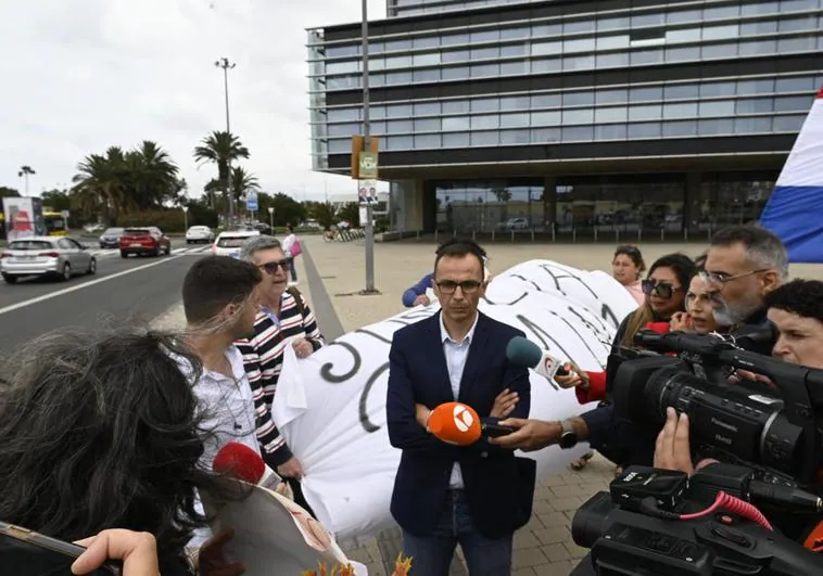 El asesino machista Raúl Díaz espera un taxi rodeado de periodistas tras una sesión del juicio esta semana.